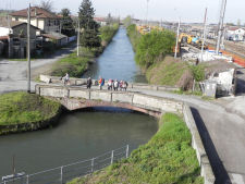 Gruppo sul ponte sul Naviglio di Ivrea a Santhià (31457 bytes)